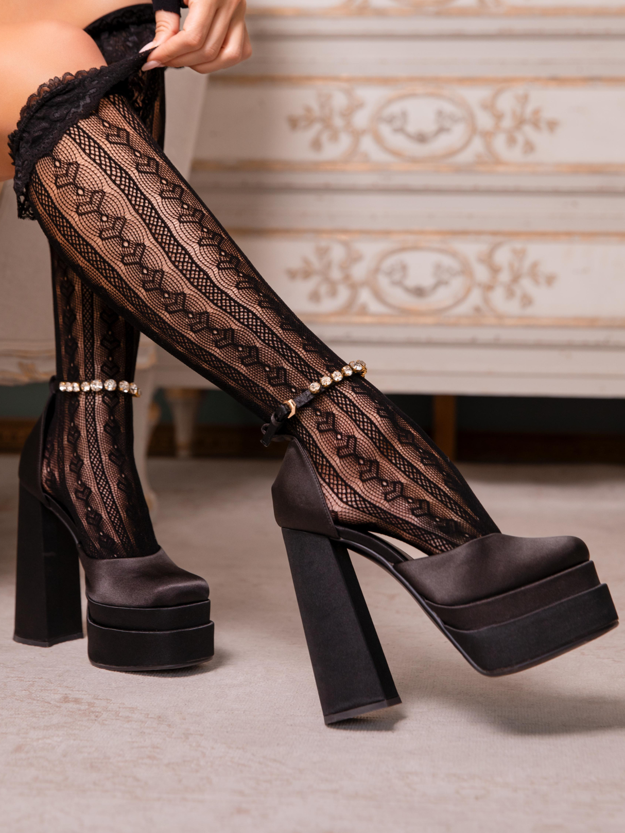 [Leg Avenue] Black Sweetheart Ruffle Cuff Knee High Socks